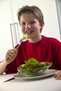 jongen eet salade